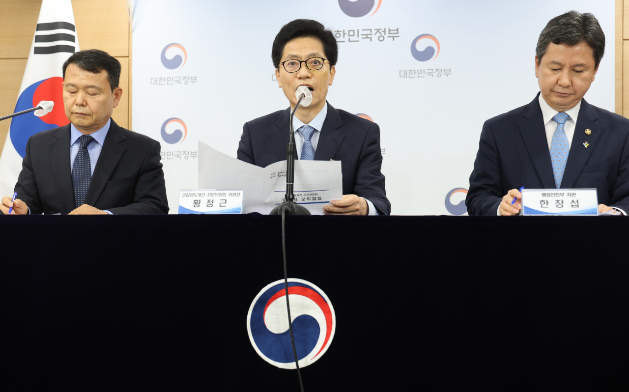 행정안전부 ‘경찰 제도개선 자문위원회(이하 자문위)’ 공동 위원장인 황정근 변호사가 21일 정부서울청사에서 경찰 통제 방안 권고안을 발표하고 있다. 왼쪽부터 자문위의 윤석대 자문위원(전 한남대 경영대학원 객원교수). 황정근 변호사, 한창섭 행안부 차관. [연합]
