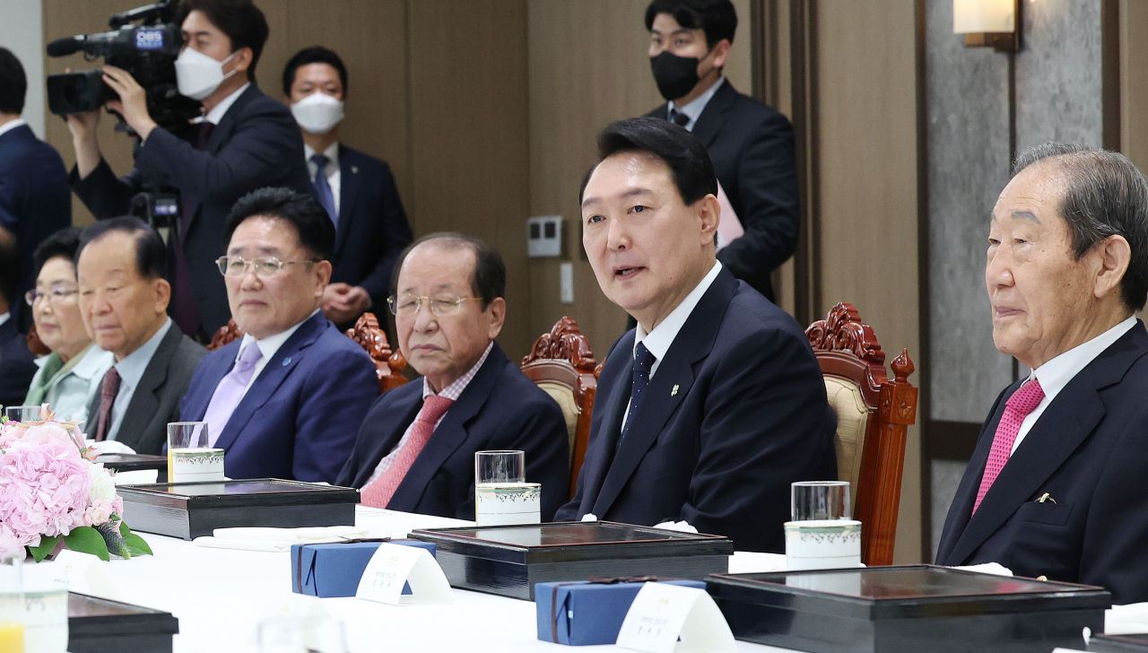 윤석열 대통령이 21일 서울 용산 대통령실 청사에서 열린 국민의힘 상임고문단 초청 오찬 간담회에서 발언하고 있다. [연합]