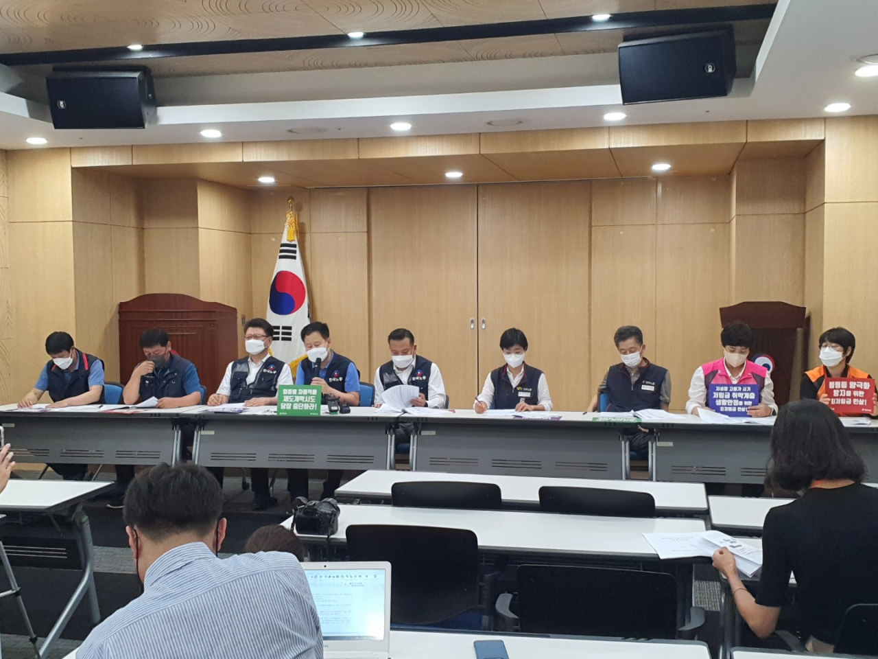 최저임금위원회 노동자위원들이 21일 오후 2시 세종시 고용노동부 2츠 대회의실에서 기자간담회를 열고, 2023년 적용 최저임금 노동계 최초요구안을 발표하고 있다. 이날 노동자위원들은 2023년 최저임금으로 시간당 1만890원(월 227만6010원)을 제시했다. [사진=김용훈 기자]