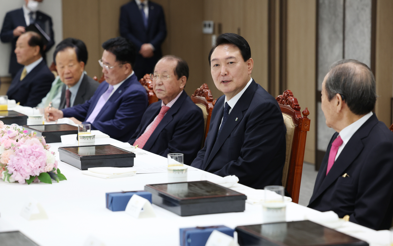 윤석열 대통령이 21일 서울 용산 대통령실 청사에서 열린 국민의힘 상임고문단 초청 오찬 간담회에서 발언하고 있다. [연합]