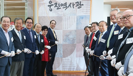 웅진그룹이 창립 42주년을 맞아 21일 경기 파주 웅진씽크빅 내에 '웅진역사관'을 개관했다. 윤석금 웅진 회장 등 관계자들이 제막식을 열고 있다. [웅진 제공]