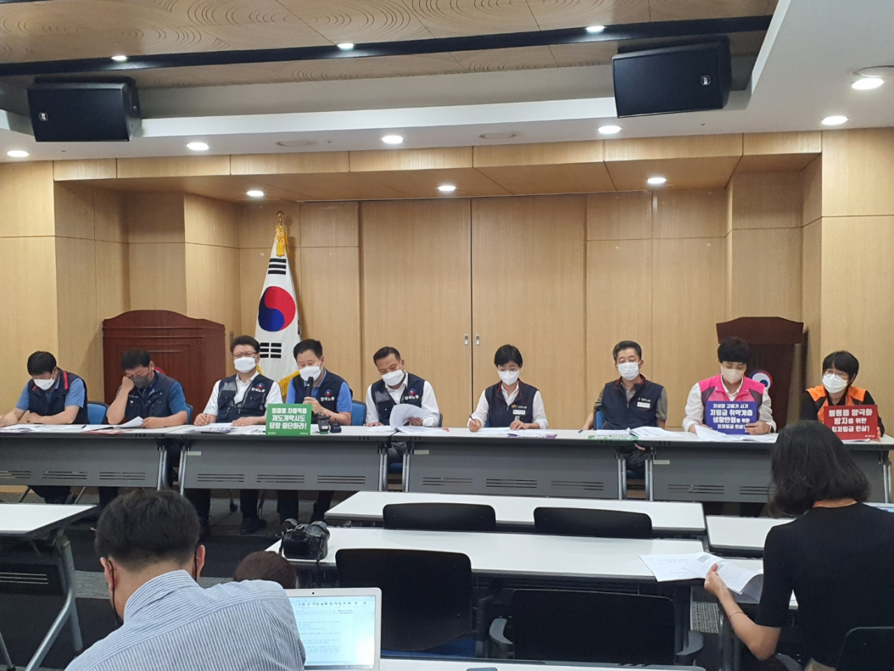 최저임금위원회 노동자위원들이 21일 오후 2시 세종시 고용노동부 2층 대회의실에서 기자간담회를 열고, 2023년 적용 최저임금 노동계 최초요구안을 발표하고 있다. 노동계는 이날 올해 최저임금(9160원)대비 1730원(18.9%) 많은 시간당 1만890원(월 227만6010원)을 제시했다. [사진=김용훈 기자]