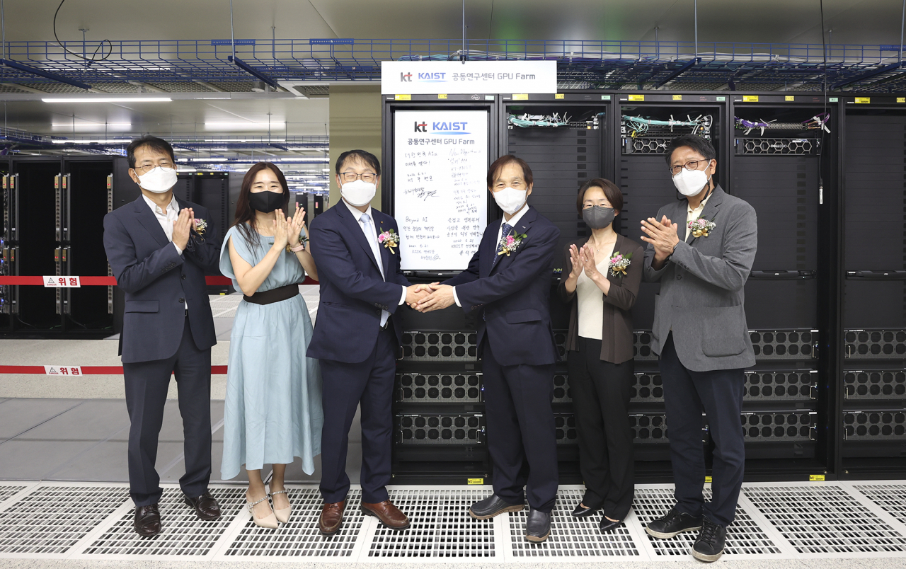 KT와 KAIST 관계자들이 대전 유성구 KT대덕2연구센터에서 인공지능(AI) 공동연구센터 ‘코리아 테크 스퀘어(Korea Tech Square)’ 개소식 이후 기념 촬영을 찍고 있다. (왼쪽부터) 김이한 KT 융합기술원장, 배순민 KT AI2XL연구소장, 구현모 KT 대표, 이광형 KAIST 총장, 류석영 KAIST 전산학부장, 이동만 KAIST 공과대학장. [KT 제공]