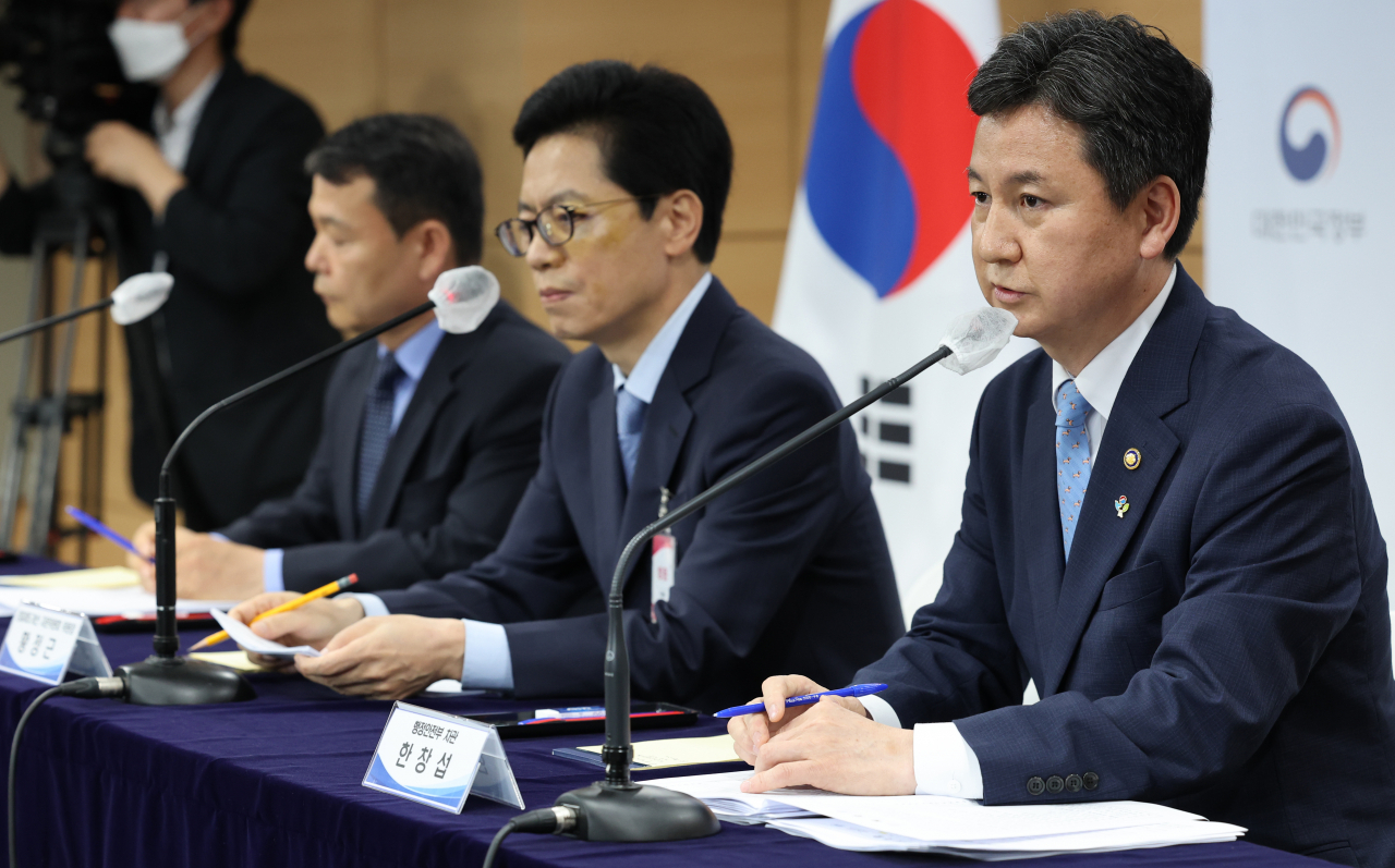 행정안전부 ‘경찰 제도개선 자문위원회(이하 자문위)’ 공동 위원장인 한창섭 행안부 차관이 21일 정부서울청사에서 경찰 통제 방안 권고안을 발표하고 있다. 왼쪽부터 자문위의 윤석대 자문위원(전 한남대 경영대학원 초빙교수). 황정근 공동위원장(변호사), 한 차관. [연합]