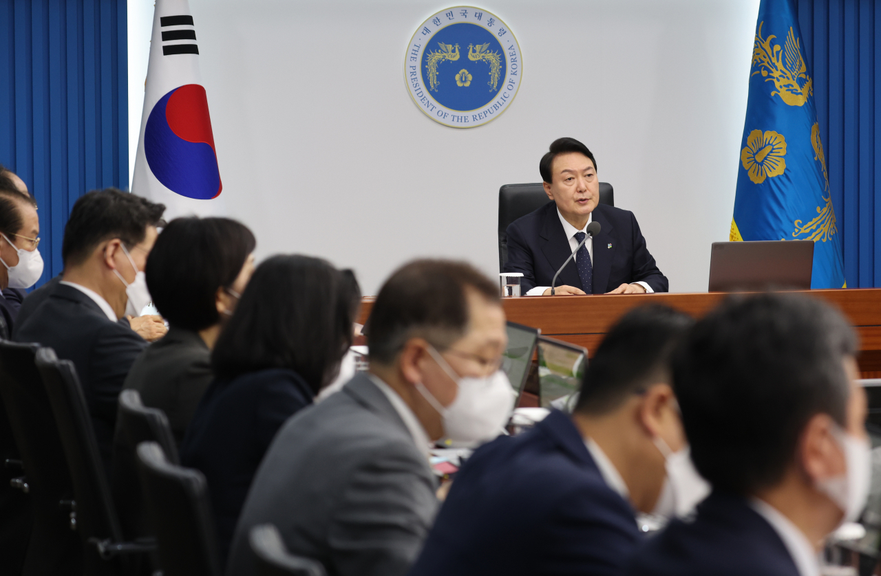 윤석열 대통령이 21일 서울 용산 대통령실 청사에서 열린 국무회의에서 발언하고 있다. [연합]