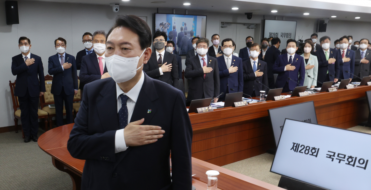 윤석열 대통령이 21일 서울 용산 대통령실 청사에서 열린 국무회의에서 국기에 경례를 하고 있다. [연합]