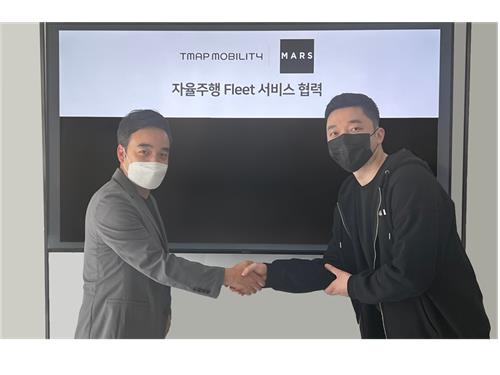 (좌측부터) 박서하 티맵모빌리티 SEA 담당과 박일수 마스오토 대표가 서울 강남 마스오토 본사에서 자율주행 플릿 서비스 협력을 위한 양해각서(MOU)를 체결하고 있다. [티맵모빌리티 제공]