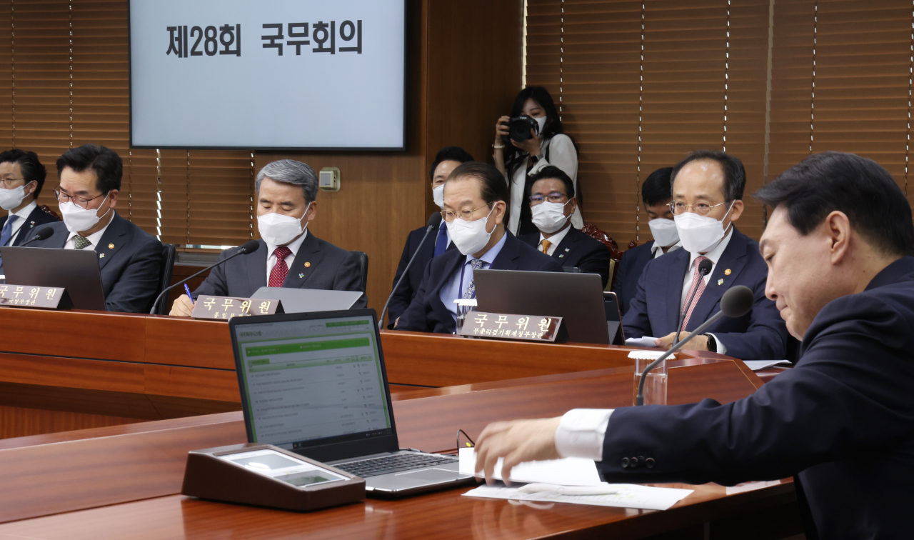 윤석열 대통령이 21일 서울 용산 대통령실 청사에서 열린 국무회의에서 발언하고 있다. 추경호 경제부총리 겸 기획재정부 장관이 굳은 표정으로 윤 대통령의 발언을 경청하고 있다. [연합]