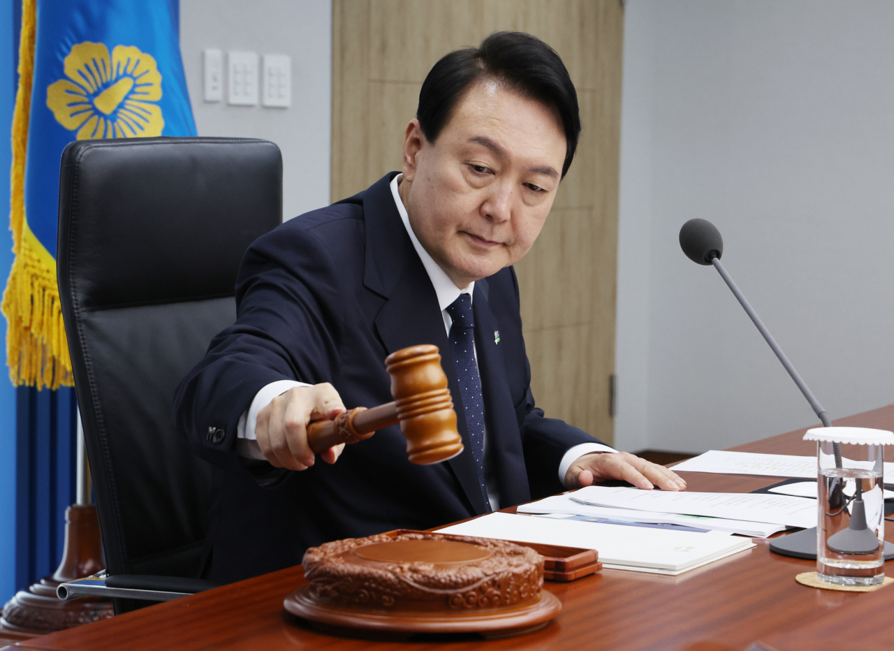 윤석열 대통령이 21일 서울 용산 대통령실 청사에서 열린 국무회의에서 개회를 선언하고 있다. [연합]