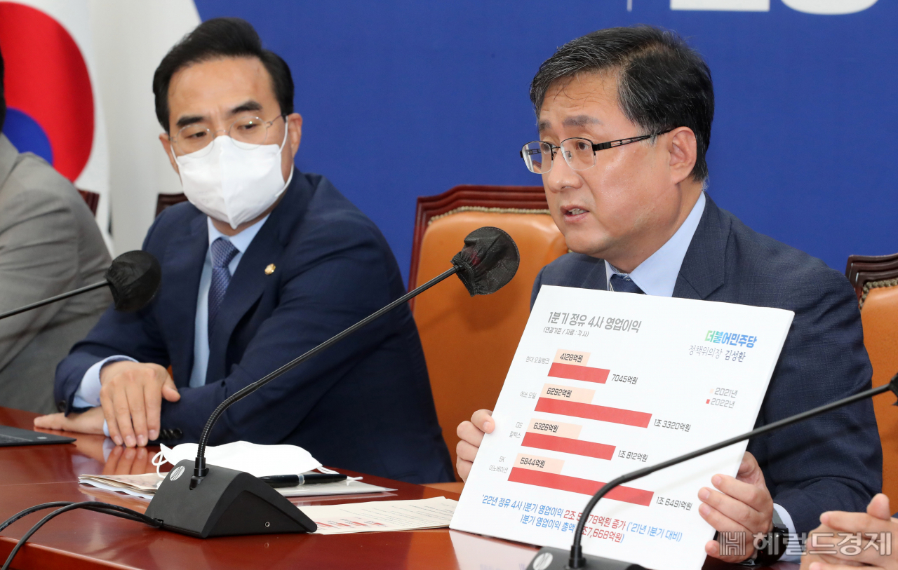 김성환 더불어민주당 정책위의장이 21일 서울 여의도 국회에서 열린 더불어민주당 원내대책회의에서 1분기 정유4사 영업이익에 대해 이야기를 하고 있다. 이상섭 기자