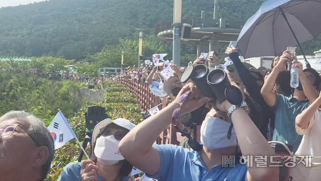 21일 오후 4시 누리호가 발사되자 우주발사전망대에 모인 관람객들이 누리호 궤적을 추적하고 있다./박대성 기자