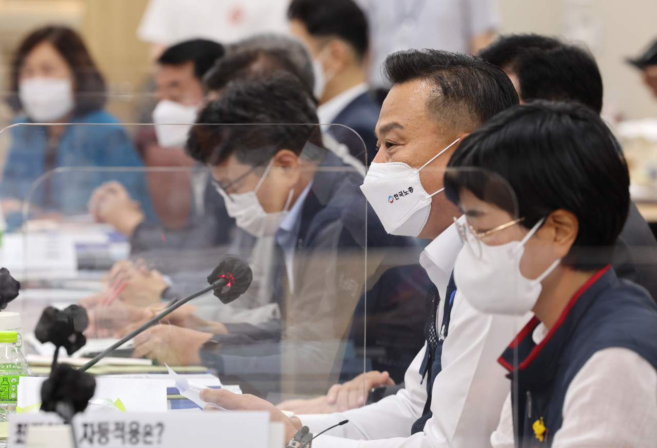 근로자위원인 이동호 한국노총 사무총장(오른쪽 두번째)이 21일 오후 세종시 정부세종청사 최저임금위원회 회의실에서 열린 제5차 전원회의에서 발언하고 있다. [연합]