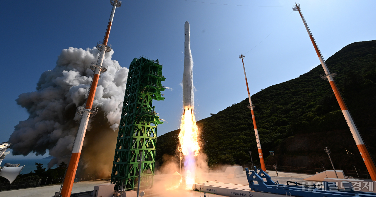 순수 국내 기술로 설계 및 제작된 한국형 발사체 누리호(KSLV-Ⅱ)의 2차 발사일인 21일 전남 고흥군 나로우주센터 발사대에 거치된 누리호에서 기립장치가 분리되고 있다. 실제 기능이 없는 모사체(더미) 위성만 실렸던 1차 발사와 달리 이번 2차 발사 누리호에는 성능검증위성과 4기의 큐브위성이 탑재됐다. 고흥=사진공동취재단