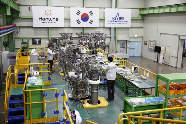 한화에어로스페이스 창원사업장 한국형발사체(KSLV) 엔진조립장에서 작업자들이 엔진을 조립하는 모습 [한화에어로스페이스 제공]