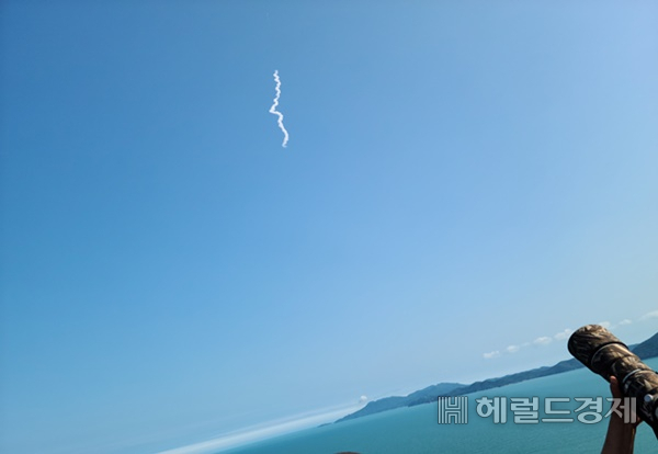 21일 오후 4시쯤 우주발사체 누리호가 고흥 나로우주센터에서 발사돼 높이 치솟고 있다. /박대성 기자