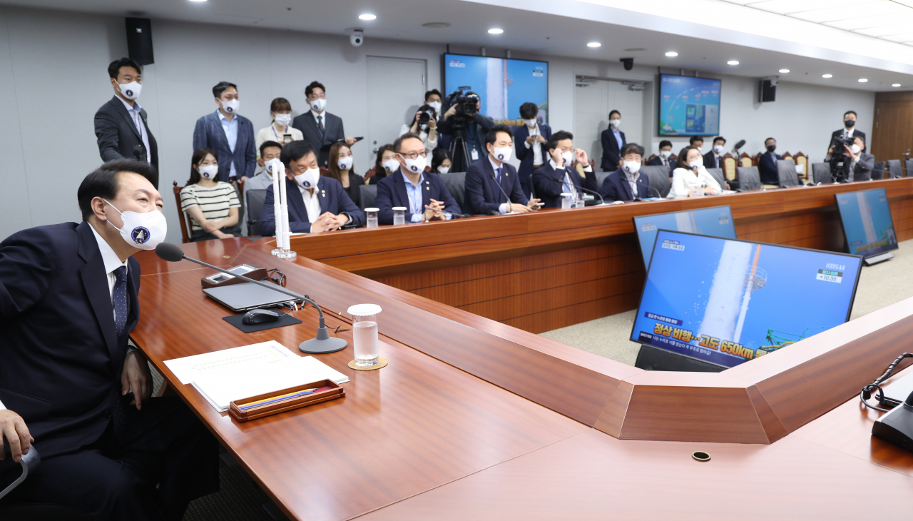 윤석열 대통령이 21일 서울 용산 대통령실 청사 영상회의실에서 한국형 발사체 누리호(KSLV-Ⅱ) 발사 생중계를 시청하고 있다. [연합]