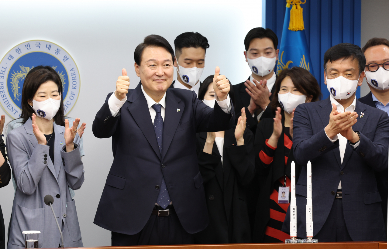 윤석열 대통령이 21일 서울 용산 대통령실 청사 영상회의실에서 한국형 발사체 누리호(KSLV-Ⅱ) 발사가 끝난 뒤 고정환 한국항공우주연구원 한국형발사체개발사업 본부장과 영상통화를 하며 엄지척을 하고 있다. [연합]