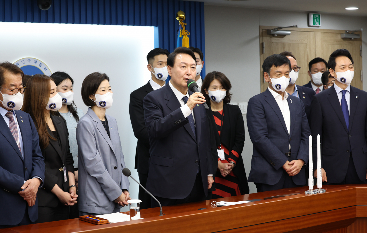 윤석열 대통령이 21일 서울 용산 대통령실 청사 영상회의실에서 한국형 발사체 누리호(KSLV-Ⅱ) 발사 결과 보고를 받은 뒤 연구자를 격려하고 있다. [연합]