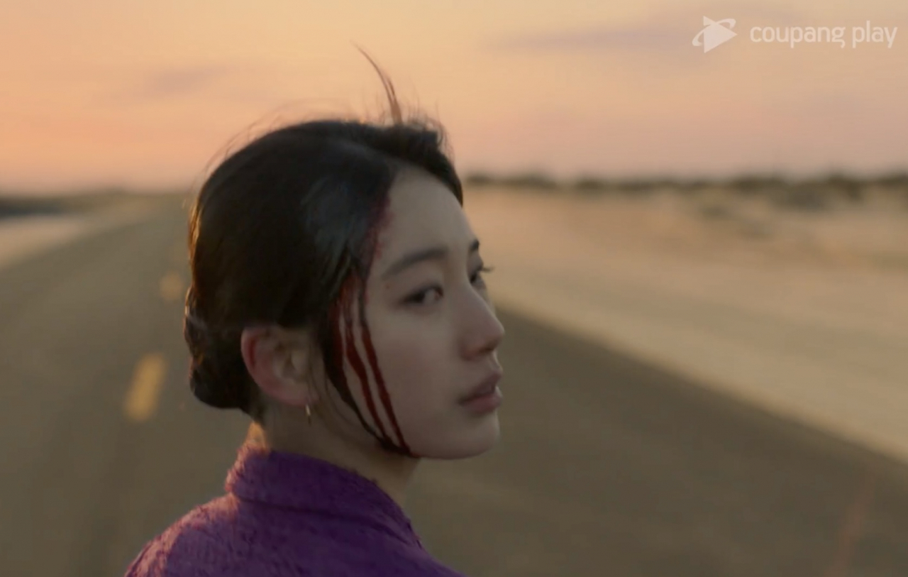 쿠팡플레이 오리지널 콘텐츠 ‘안나’의 한 장면. 배수지 주연의 ‘안나’는 이름, 가족, 학력, 과거까지 사소한 거짓말을 시작으로 완전히 다른 사람의 인생을 살게 된 여자의 이야기다. [안나 공식 영상 캡처]