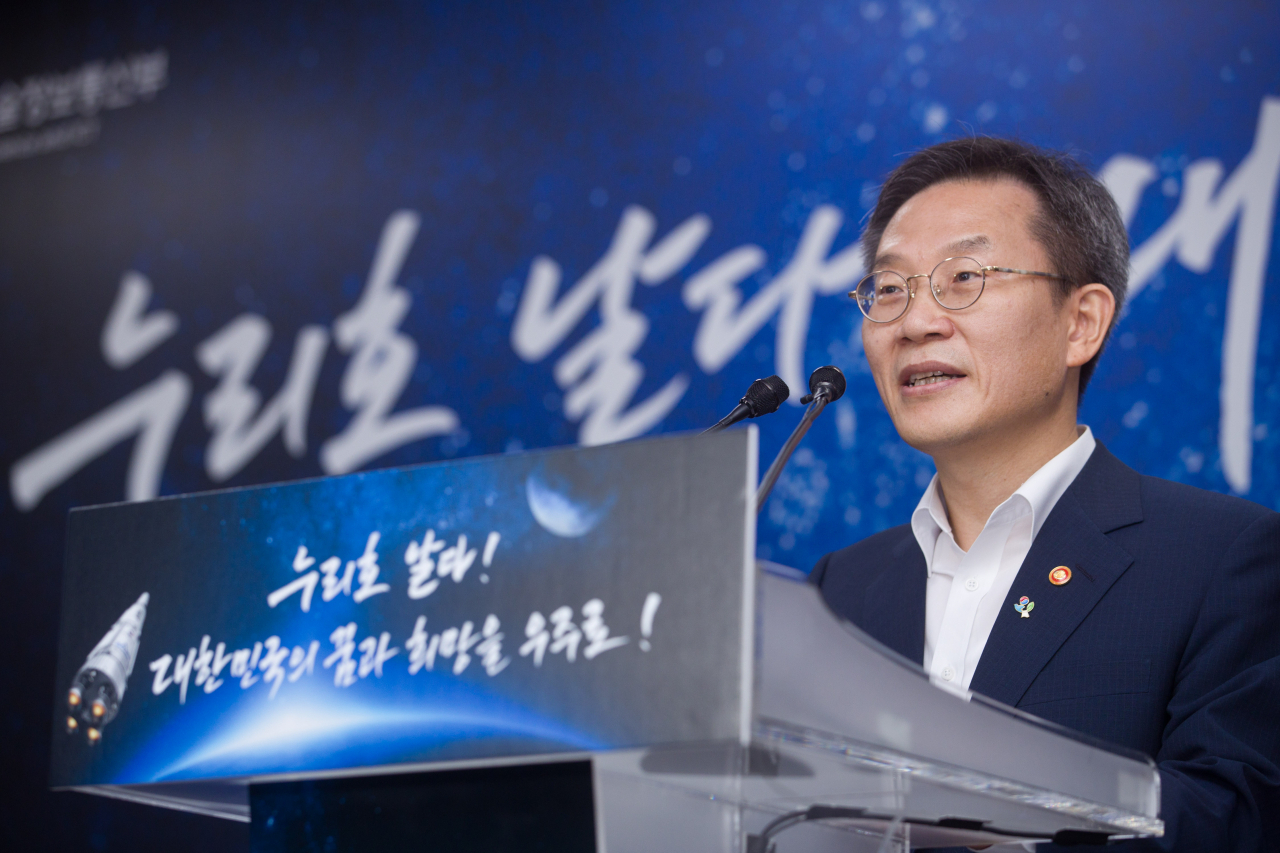 이종호 과학기술정보통신부 장관이 21일 오후 전라남도 고흥군 나로우주센터 프레스룸에서 '누리호 발사 결과' 관련 브리핑을 하고 있다.[과기정통부 제공]