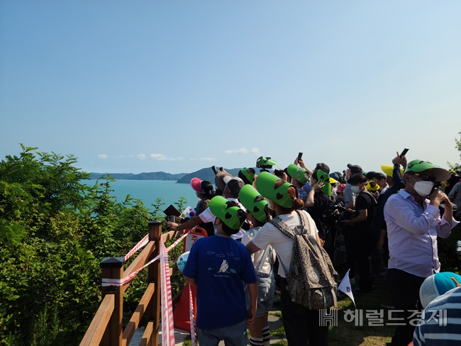 21일 오후 4시 우주발사전망대를 찾은 관람객들이 누리호를 관찰하고 있다. /박대성 기자.