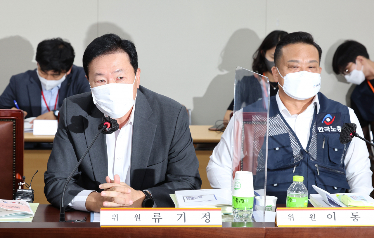사용자위원인 류기정 한국경영자총협회 전무가 21일 오후 세종시 정부세종청사 최저임금위원회 회의실에서 열린 제5차 전원회의에서 발언하고 있다. 연합뉴스