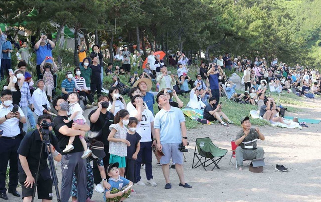 21일 오후 4시 전남 고흥군을 찾은 관람객들이 상공을 가르는 우주발사체 누리호를 관찰하고 있다. [전남도 제공]
