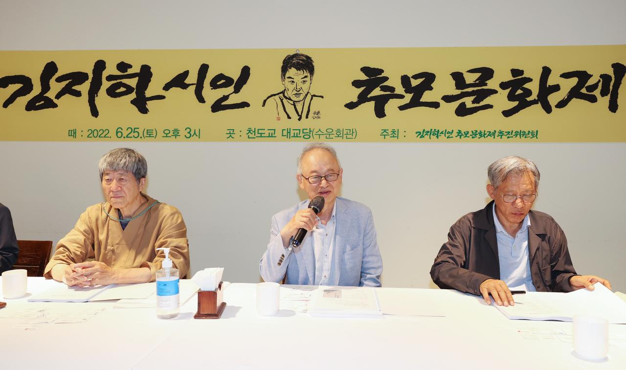 김지하시인추모문화제 추진위원회 이부영 상임위원장이 21일 오후 서울 중구 달개비에서 열린 추모문화제 관련 기자간담회에서 발언하고 있다. 김지하 시인 추모문화제는 이달 25일 서울 종로구 경운동 천도교 대교당에서 열릴 예정이다. 연합뉴스