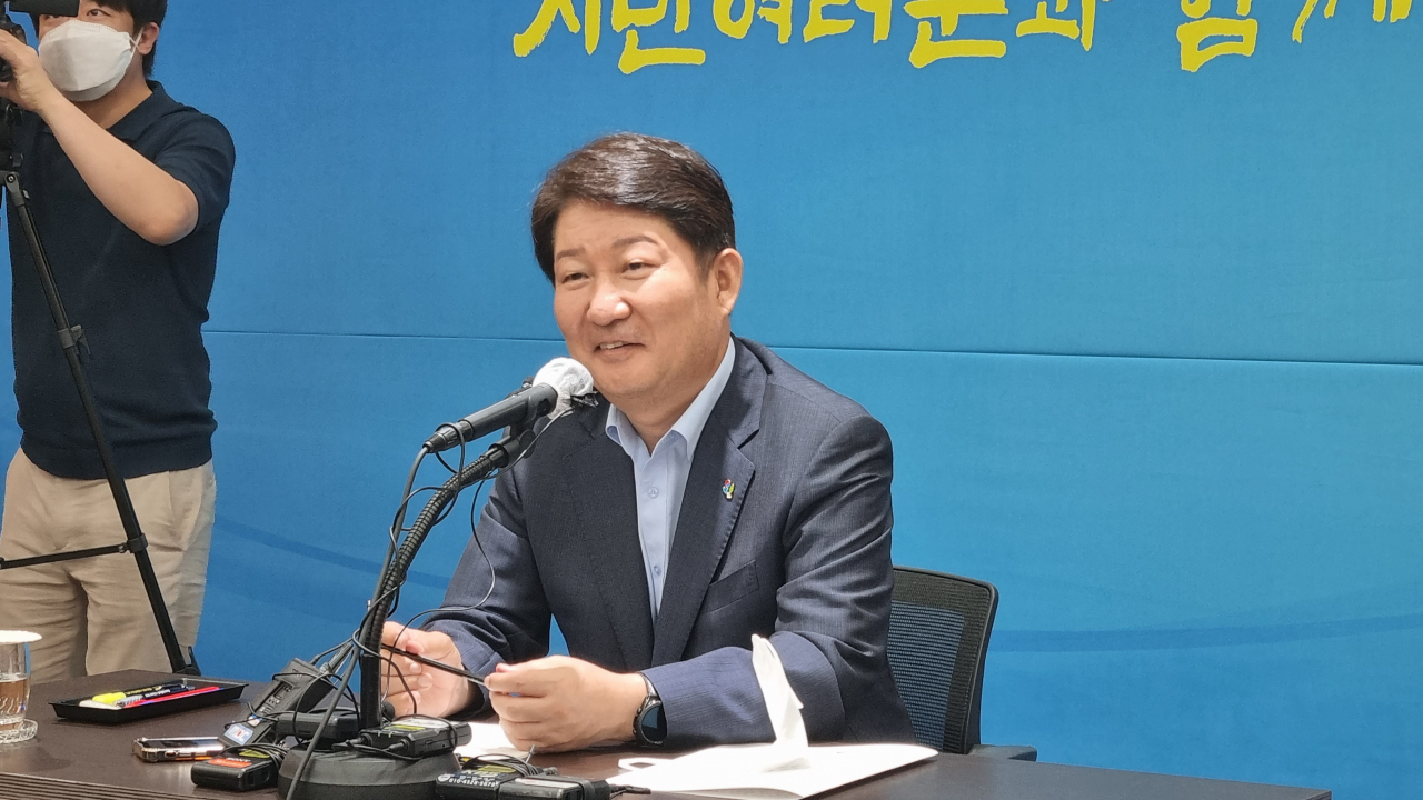 권영진 대구시장이 21일 대구시청 상황실에서 이임 기자회견을 열고 있다.[사진=김병진 기자]