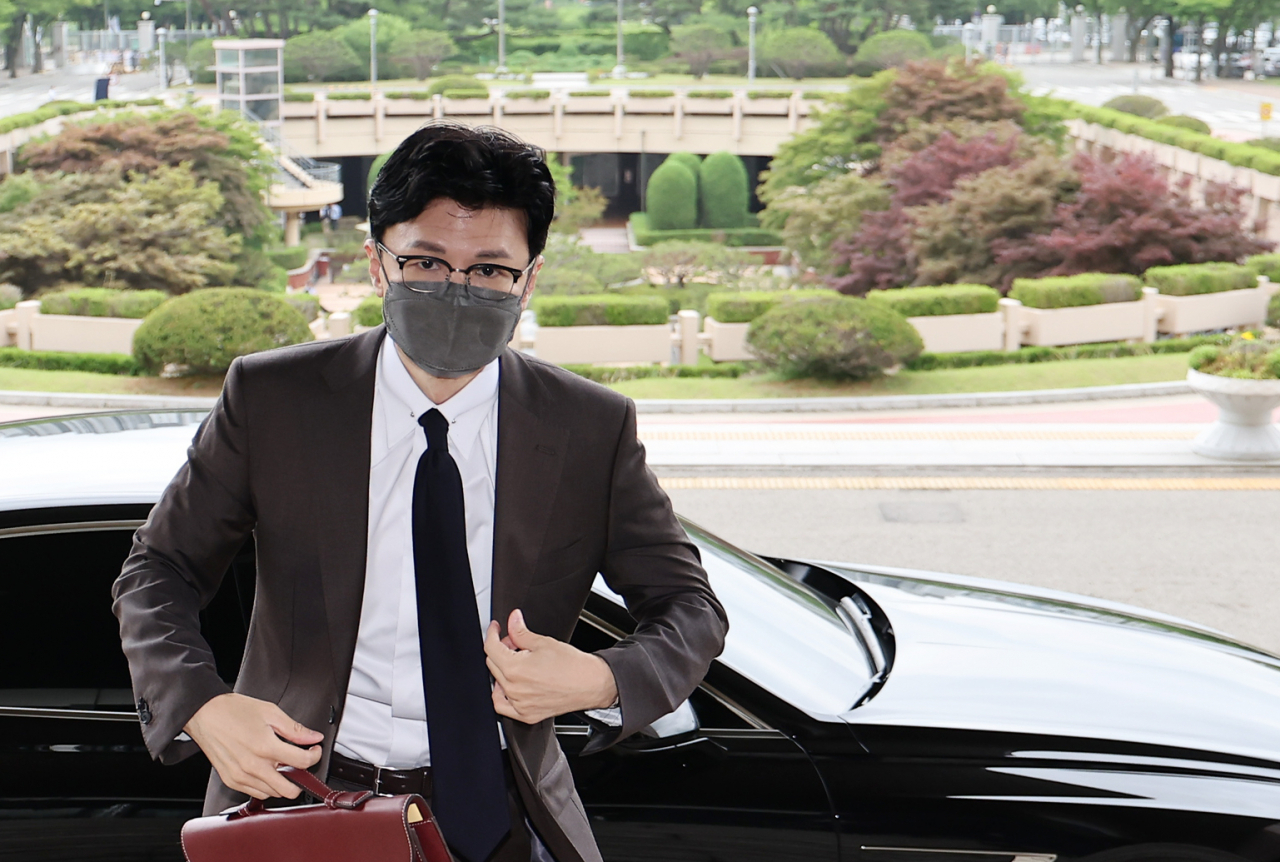 한동훈 법무부 장관이 20일 오전 정부과천청사 법무부로 출근하고 있다. 법조계에 따르면 법무부는 21일 검찰인사위원회를 소집해 인사 기준과 원칙, 대상 등을 논의한다. [연합]