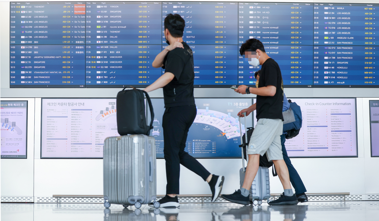 인천국제공항 제1여객터미널 출국장 스크린에 비행 스케줄이 표시돼 있다. [연합]