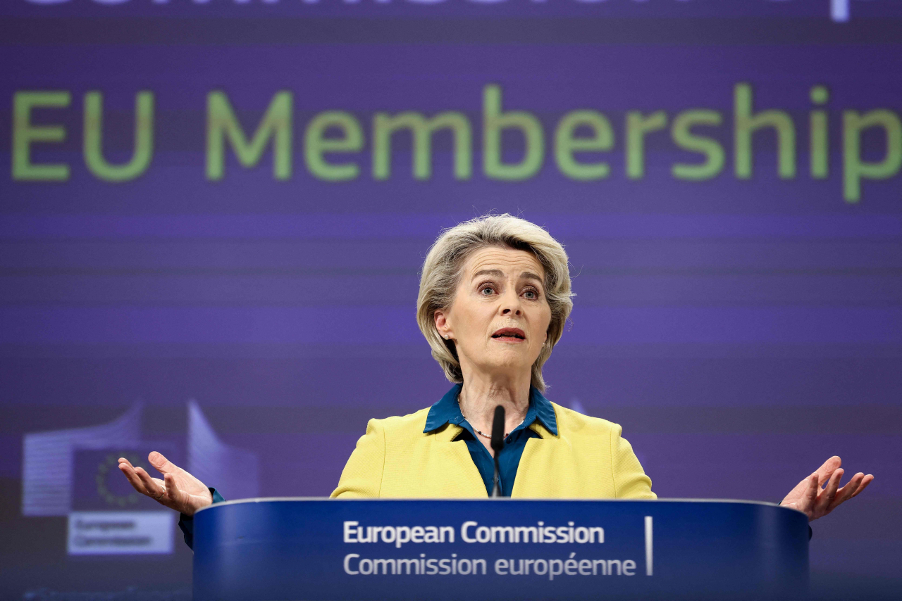 우르줄라 폰데어라이엔 유럽연합(EU) 집행위원장이 지난 17일(현지시간) 우크라이나의 EU 가입에 대해 기자회견을 열고 있다. [AFP]