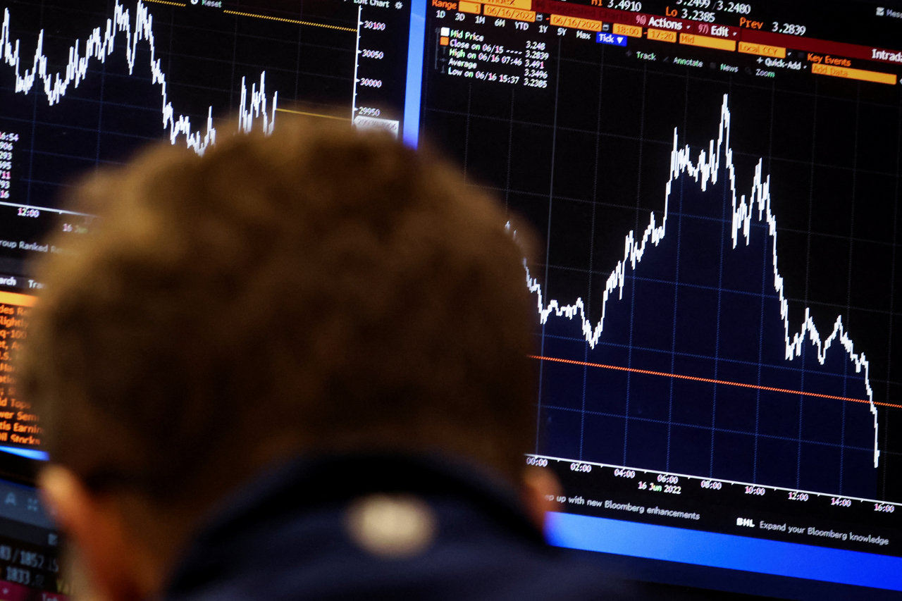 뉴욕증권거래소(NYSE)에서 주식 트레이더가 주가 변화를 보고 있다. [로이터]