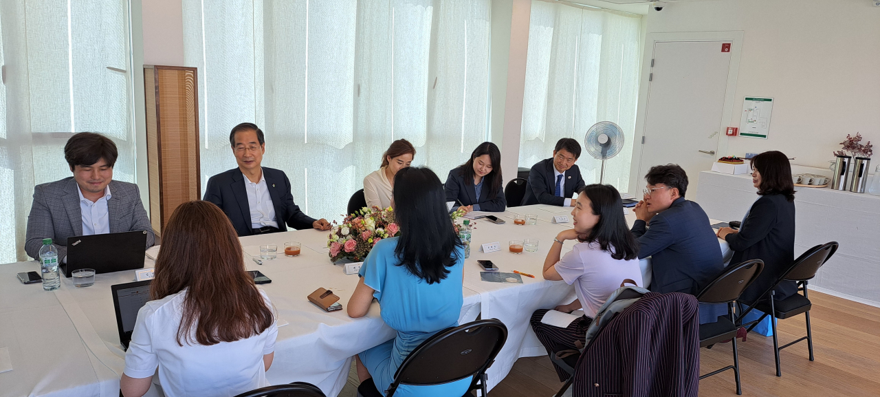 한덕수 국무총리가 21일(현지시간) 프랑스 파리 한국문화원에서 진행된 출장동행 기자단 간담회에서 질문에 답변하고 있다.[국무총리실 제공]