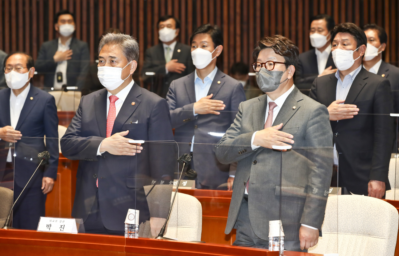 권성동 국민의힘 원내대표와 박진 외교부 장관 등 참석자들이 21일 국회에서 열린 정책의총에서 국민의례를 하고 있다. [연합]