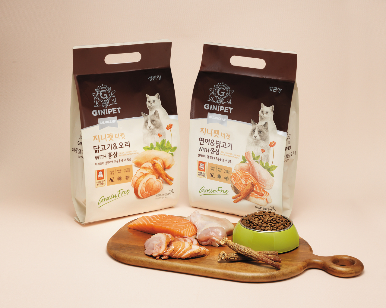KGC인삼공사가 22일 선보인 홍삼 담은 ‘그레인 프리(Grain Free)’ 고양이 사료 ‘밸런스업 더캣’ [KGC인삼공사 제공]