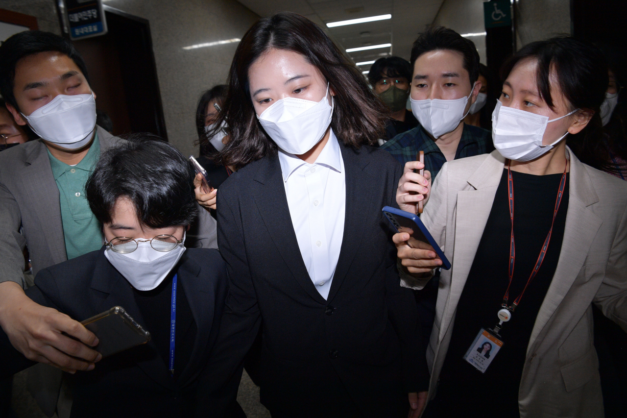박지현 더불어민주당 공동비상대책위원장이 2일 서울 여의도 국회에서 총사퇴 기자회견을 마친 뒤 국회를 나서고 있다. 연합뉴스