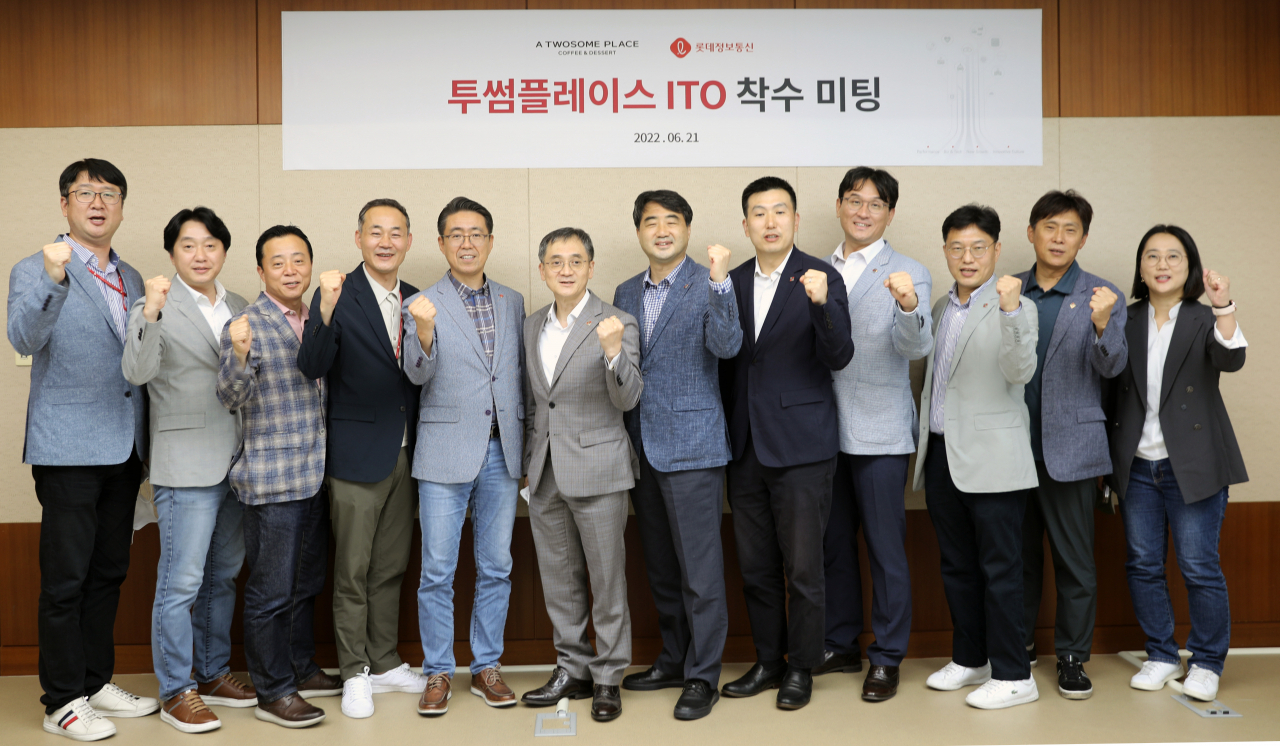 롯데정보통신 및 투썸플레이스 관계자들이 착수 미팅 이후 기념 사진을 촬영하고 있다. 노준형 롯데정보통신 대표이사(왼쪽에서 다섯 번째)와 이영상 투썸플레이스 대표이사(왼쪽 여섯 번째). [롯데정보통신 제공]