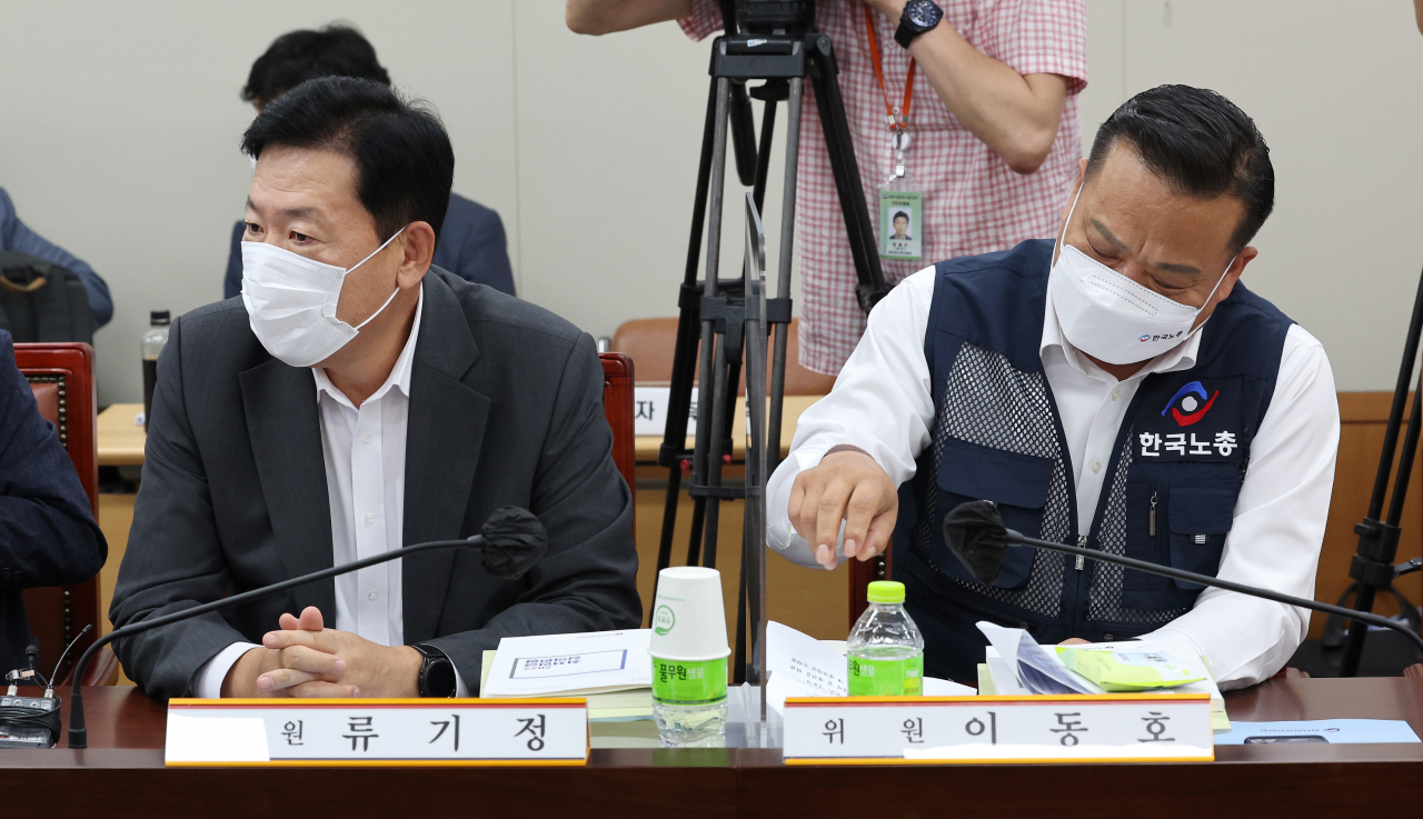 21일 오후 세종시 정부세종청사 최저임금위원회 회의실에서 열린 제5차 전원회의에서 사용자위원인 류기정 한국경영자총협회 전무(왼쪽)와 근로자위원인 이동호 한국노총 사무총장이 자리하고 있다. 노동계는 이날 2023년 적용 최저임금 1만890원을 제시했다. [연합]