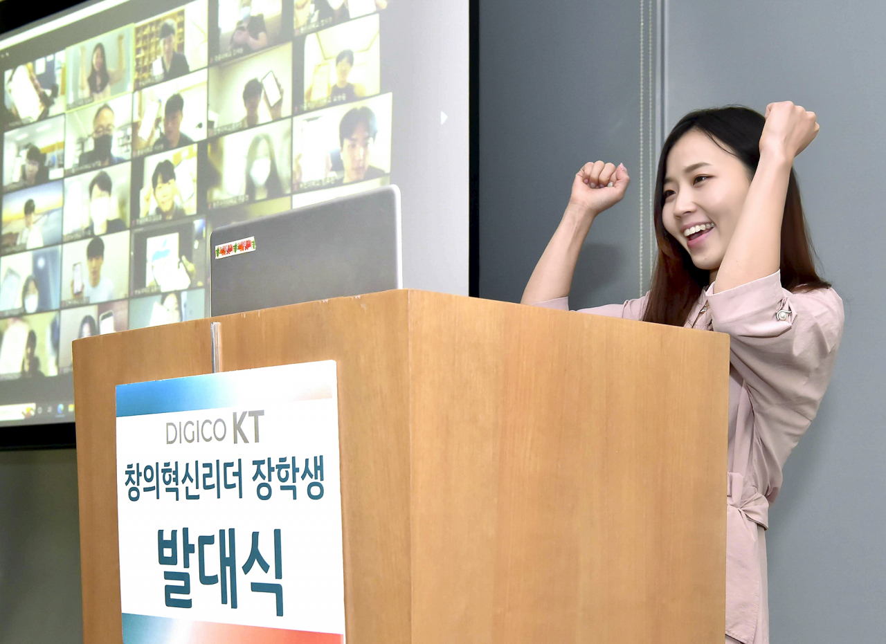온라인으로 진행된 KT ‘창의혁신리더 장학금’ 발대식에서 KT 관계자가 장학생들에게 인사말을 하고 있다. [KT 제공]