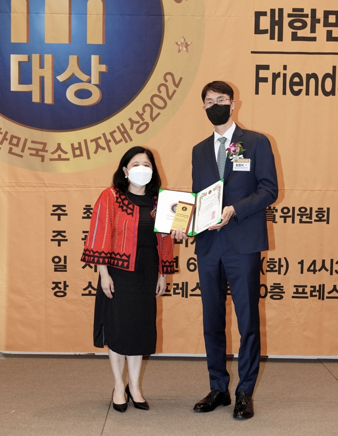 주한 필리핀 대사 마리아 테레사 디존-데베가(왼쪽)와 메르세데스-벤츠 코리아 고객 서비스 마케팅 최정식 상무가 ‘2022 대한민국 소비자 대상’ 시상식에서 기념사진을 촬영하고 있다. [메르세데스-벤츠 코리아 제공]