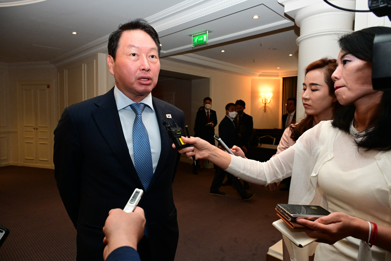 2030 부산세계박람회 유치 지원을 위해 프랑스 파리를 방문한 최태원 대한상의 회장이 지난 20일(현지시간) 파리 인터콘티넨탈 호텔에서 2027년 미국 미네소타 인정박람회 유치위원장과 접견하기 전 취재진을 만나 인터뷰하고 있다. [연합]
