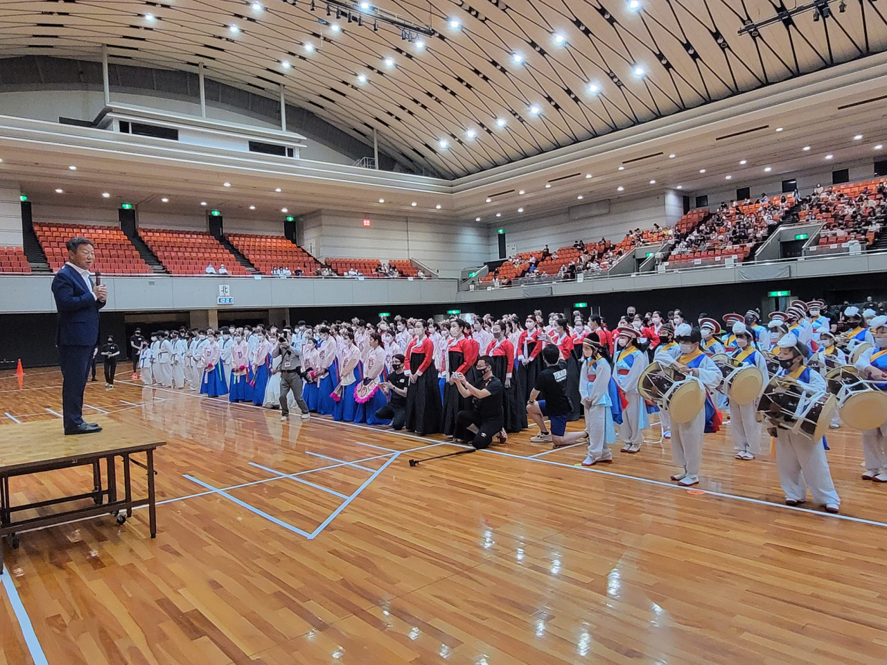 최윤 OK금융그룹 회장이 재일한국학교 ‘오사카금강 인터내셔널 스쿨(Osaka Kongo International School·이하 '금강학교')’에서 개혁을 위한 노력을 인정받아 이사장 연임에 성공했다. 최 회장이 금강학교에서 진행된 ‘금강학원제’에 참석해 축사를 하고 있다.[OK금융그룹 제공]