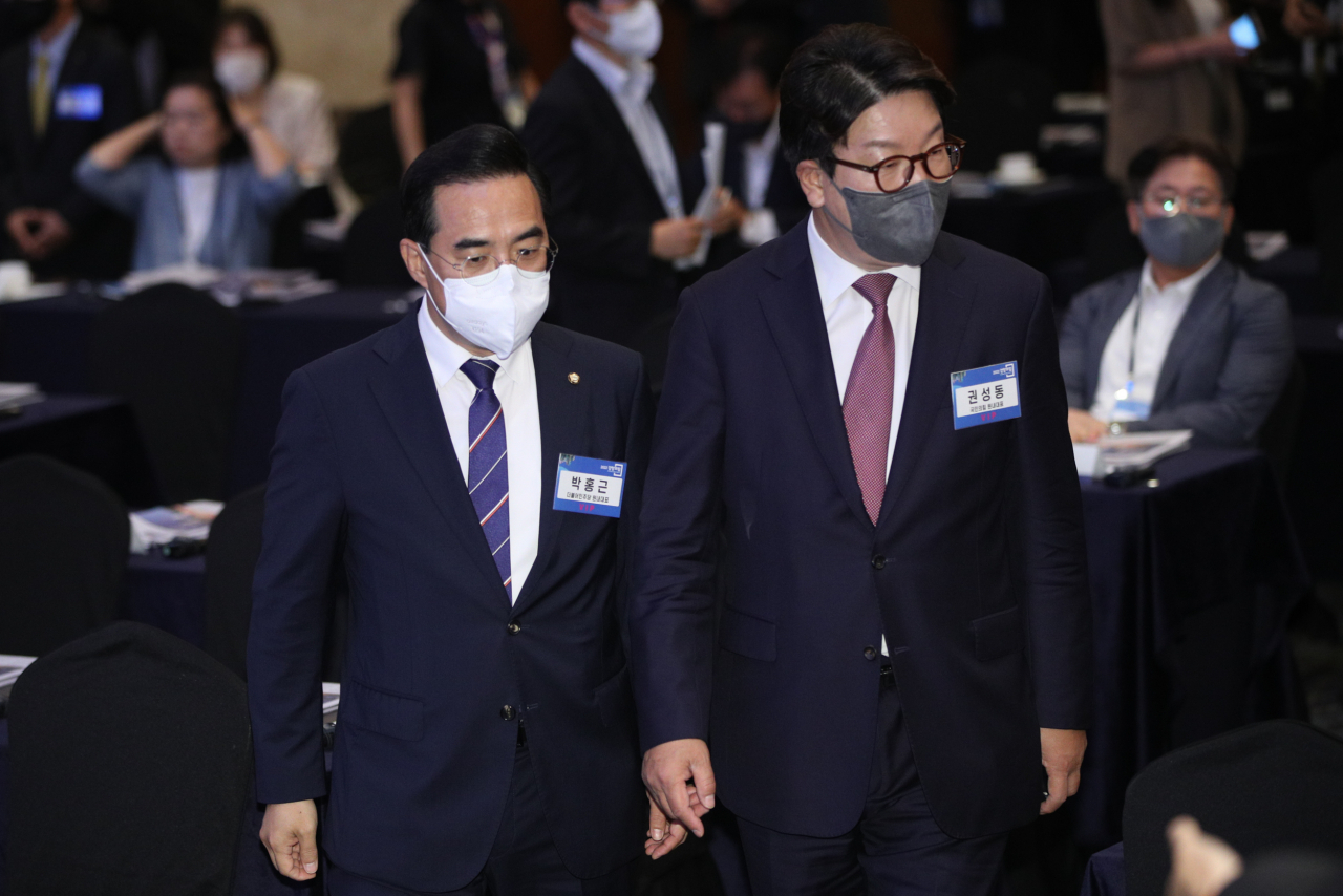 박홍근(왼쪽) 더불어민주당 원내대표와 권성동 국민의힘 원내대표가 22일 서울 중구 롯데호텔에서 열린 '2022 경향포럼'에 참석하고 있다. [연합]