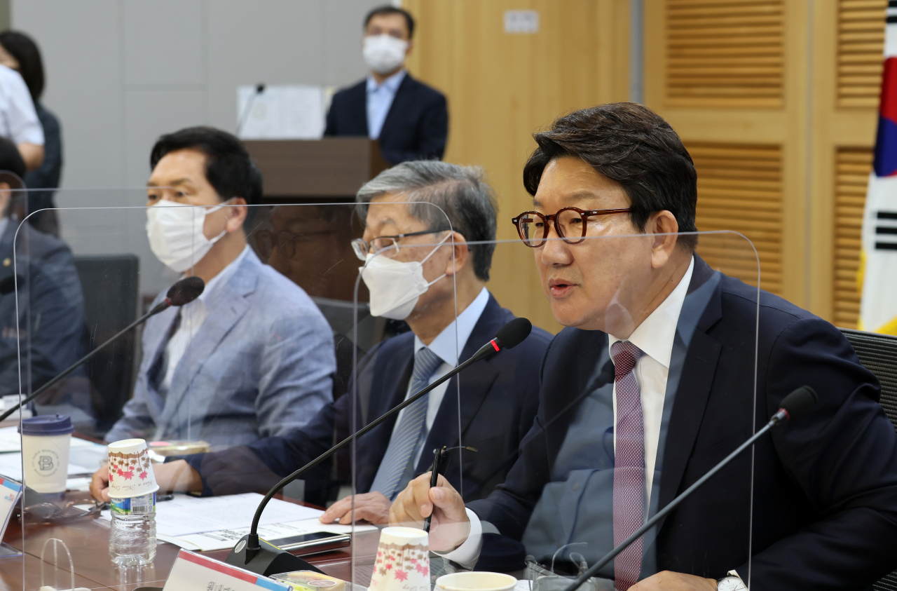 권성동 국민의힘 원내대표가 22일 오전 서울 여의도 국회의원회관에서 열린, 국민의힘 국회의원 1호 공부모임 '내일을 바꾸는 미래전략 2024, 김황식 전 국무총리에게 듣는다! 시대의 과제, 사회통합과 정치 선진화'에서 축사하고 있다. [연합]