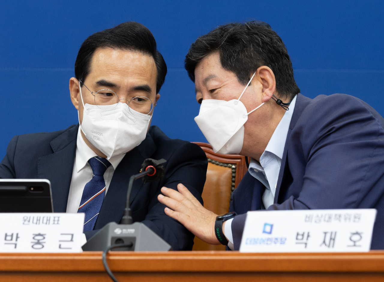 더불어민주당 박홍근(왼쪽) 원내대표와 박재호 비상대책위원이 22일 오전 서울 여의도 국회에서 열린 비상대책위원회 회의에서 대화하고 있다. [연합]