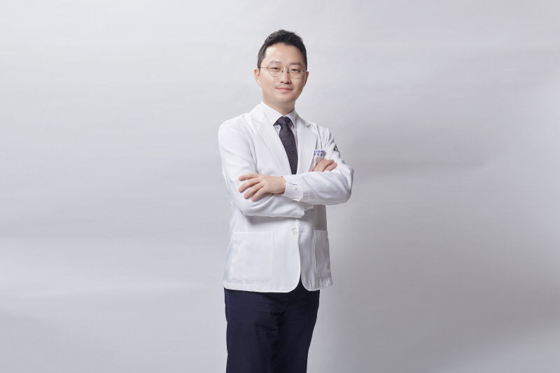 골드만비뇨의학과 강남점 류경호 원장은 "전립선비대증 수술은 불필요하게 비대해진 전립선 조직을 절제하는 원리인데 이때 정상 조직을 보존한 채 제거할 부위만 정밀하게 절제해야 한다는 것"이라며 "최근에는 아쿠아빔 로봇 시스템이 국내에 새롭게 도입되었는데 이는 고수압 워터젯을 이용해 최소 침습적으로 전립선을 절제하는 방식"이라고 설명했다.