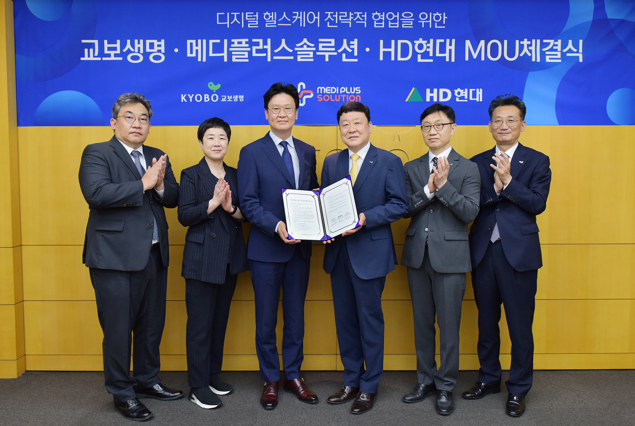 현대중공업그룹 모바일 헬스케어 솔루션 기업인 메디플러스솔루션이 HD현대, 교보생명과 '디지털 헬스케어에서 상호투자에 기반한 전략적 협업을 위한 MOU'를 체결했다.왼쪽부터 부지홍 HD현대 상무, 배윤정 메디플러스솔루션 대표, 김완수 HD현대 신사업추진실장, 편정범 교보생명 대표, 조규식 상무, 김종훈 상무. [HD현대 제공]