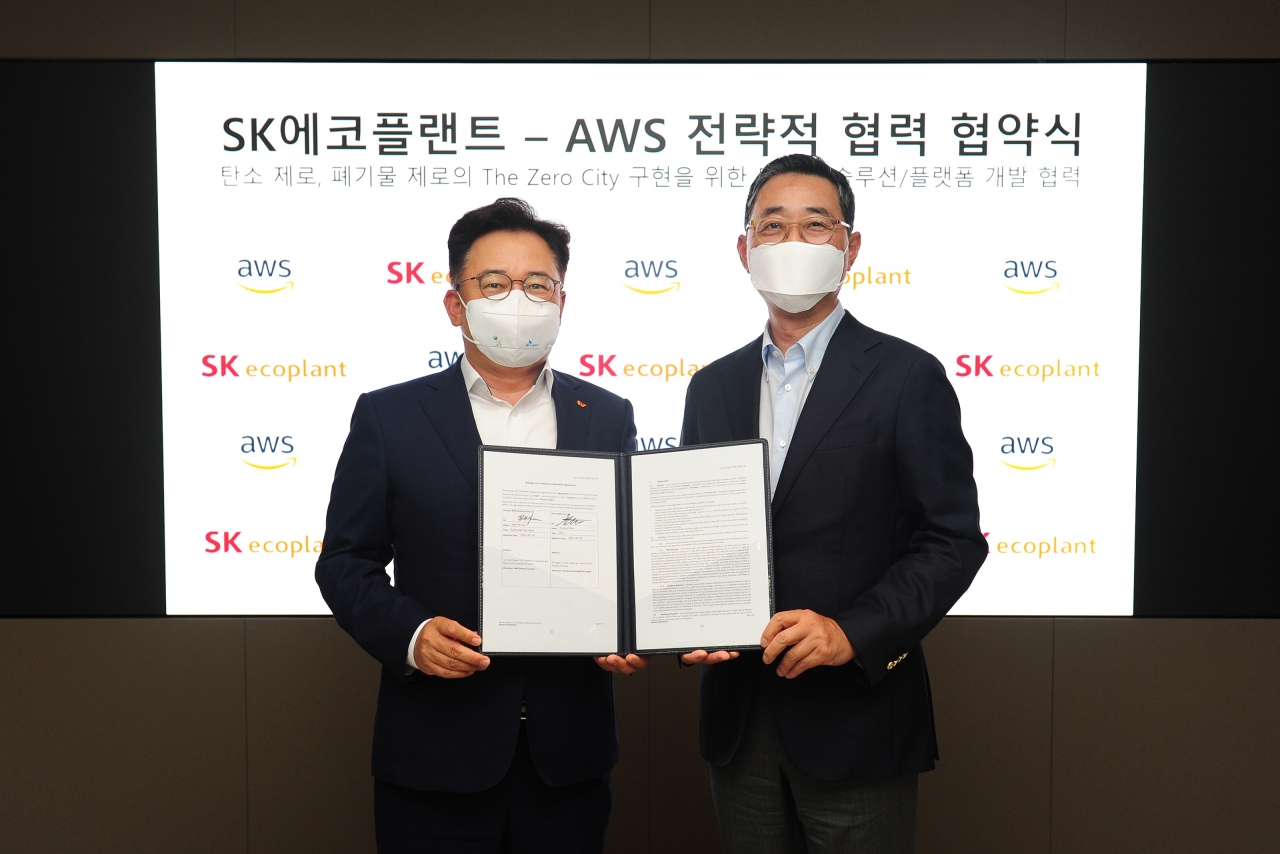 박경일 SK에코플랜트 사장(왼쪽), 함기호 AWS코리아 대표가 기념 사진을 찍는 모습[SK에코플랜트 제공]