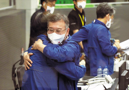 순수 국내기술로 제작된 한국형 최초 우주발사체 누리호(KSLV-Ⅱ)가 성공적으로 발사된 21일 대전시 한국항공우주연구원 위성종합관제실 관제센터에서 연구원들이 환호하고 있다.[한국항공우주연구원 제공]